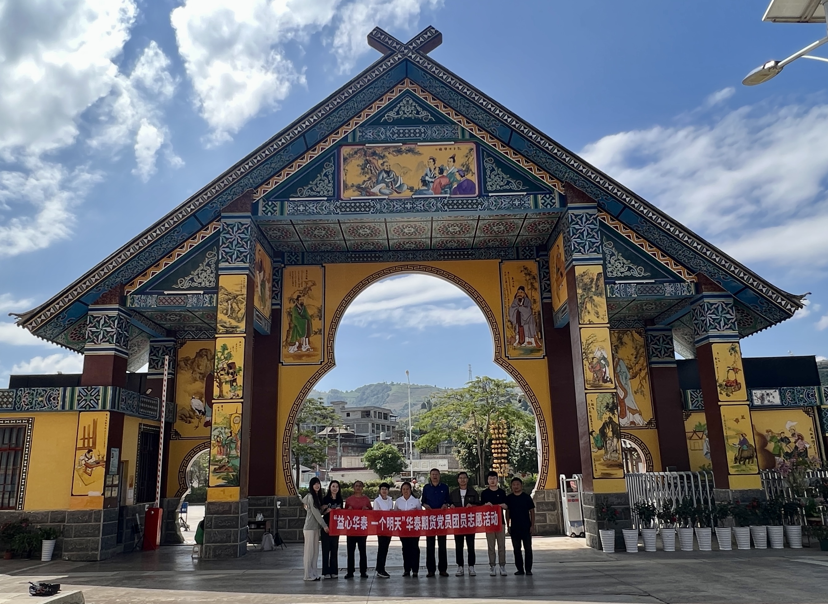 校门口合照.jpg 校门口合照.jpg